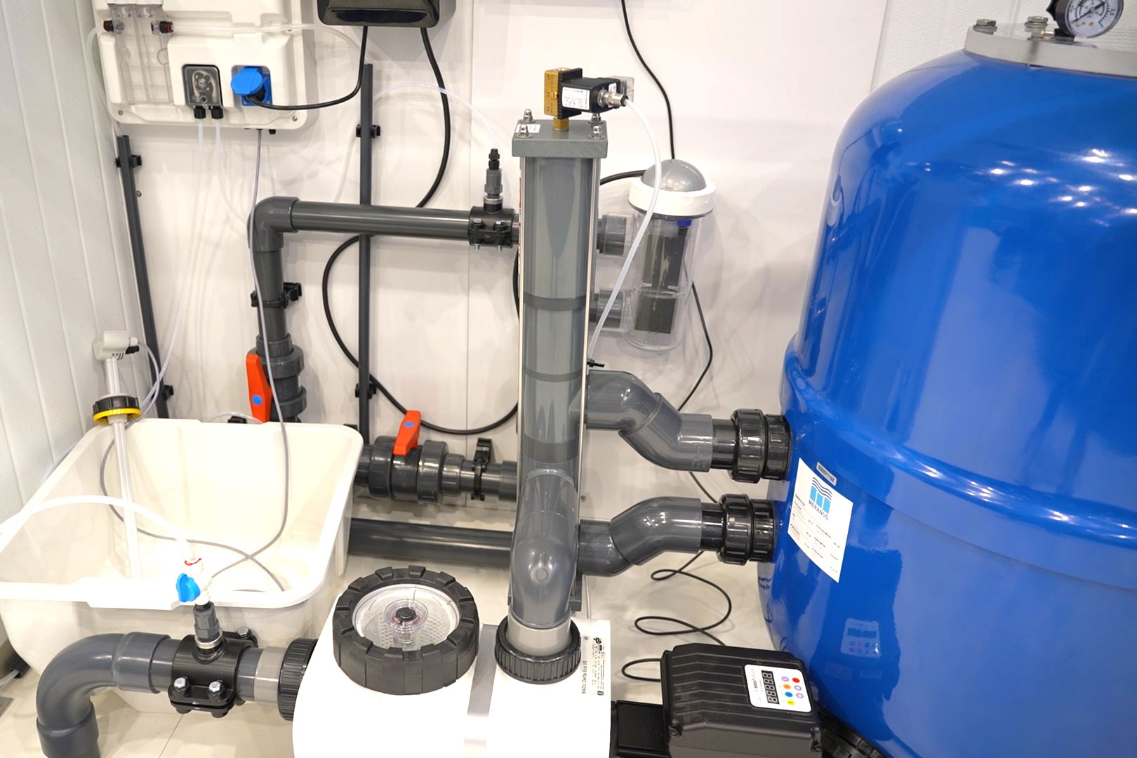 thiết bị bể bơi thông minh