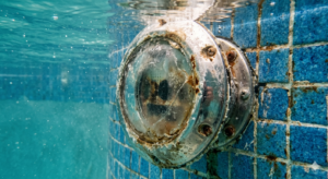 Hình ảnh minh họa đèn bể bơi bị ảnh hưởng bởi hóa chất trong nước