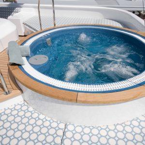 sục jacuzzi