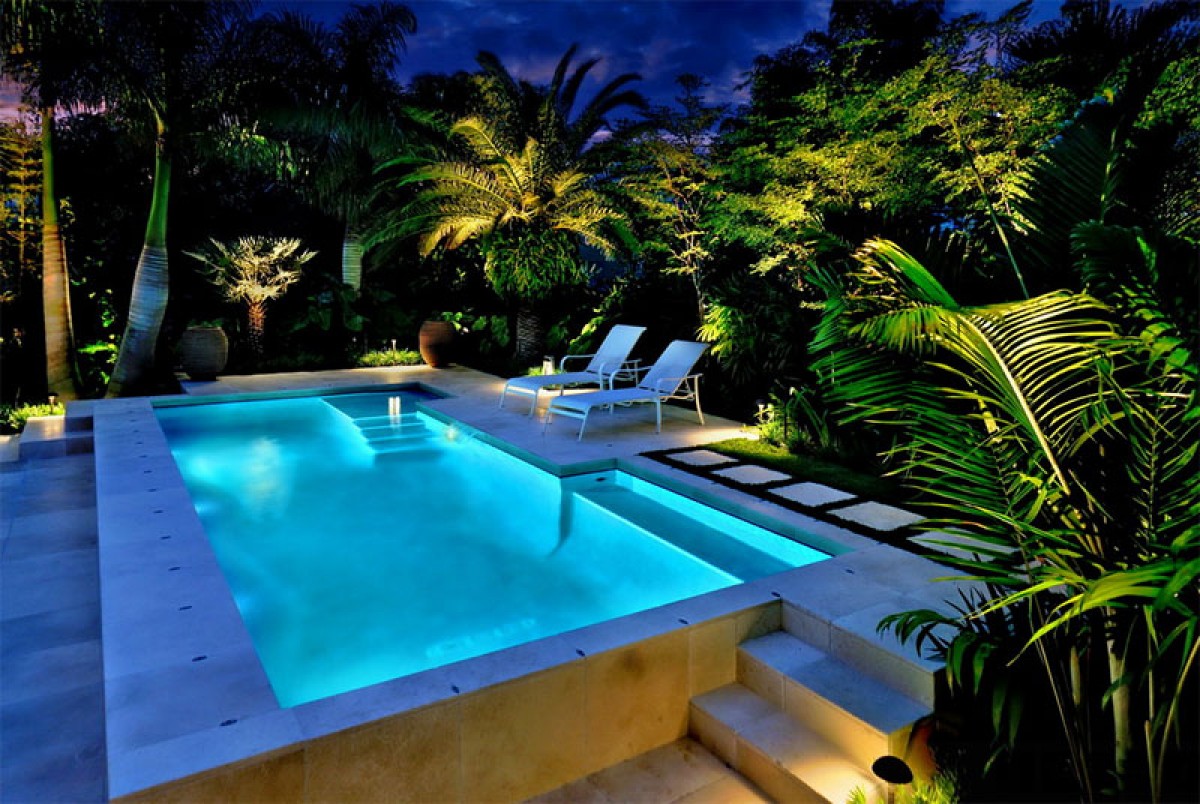 bể bơi villa với hệ thống đèn