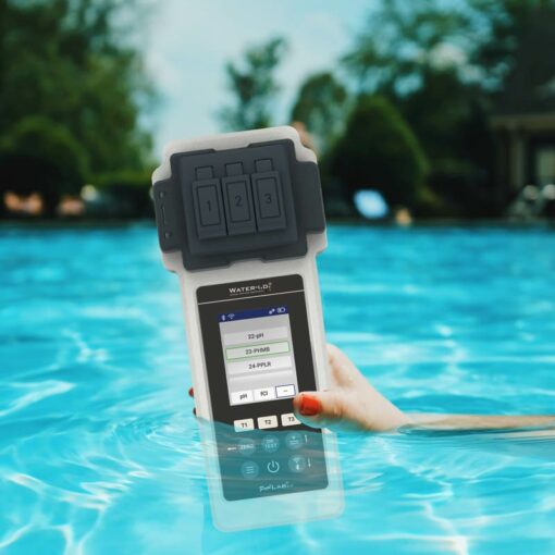 Kỹ thuật viên sử dụng PoolLab 2.0 để kiểm tra nước hồ bơi
