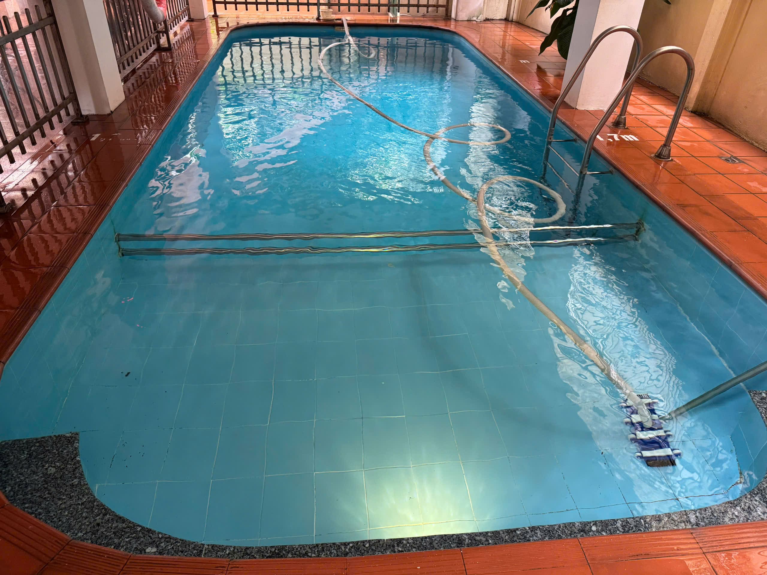 vệ sinh bể bơi