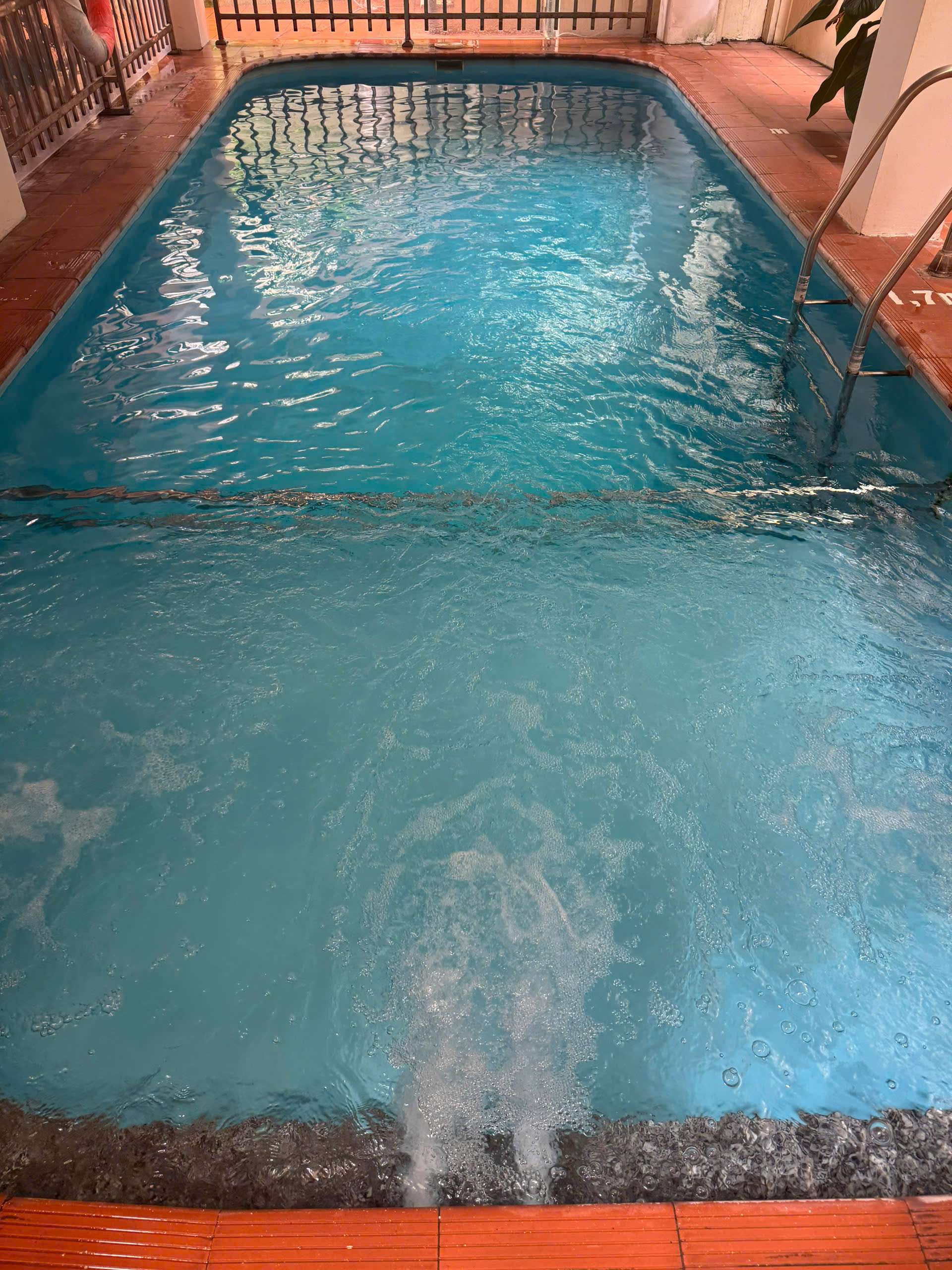 vệ sinh bể bơi sau mưa