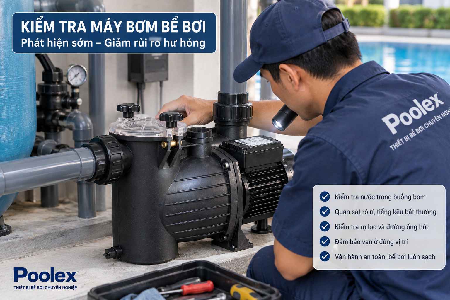 kỹ thuật viên kiểm tra máy bơm bể bơi không hút được nước